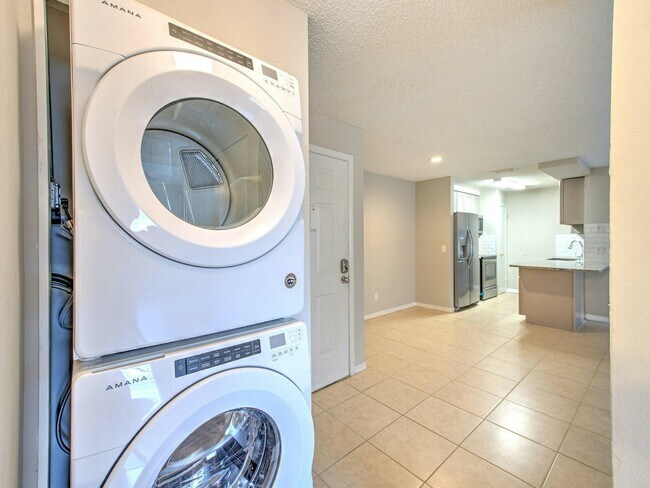 Building Photo - 608 Golden Raintree Pl