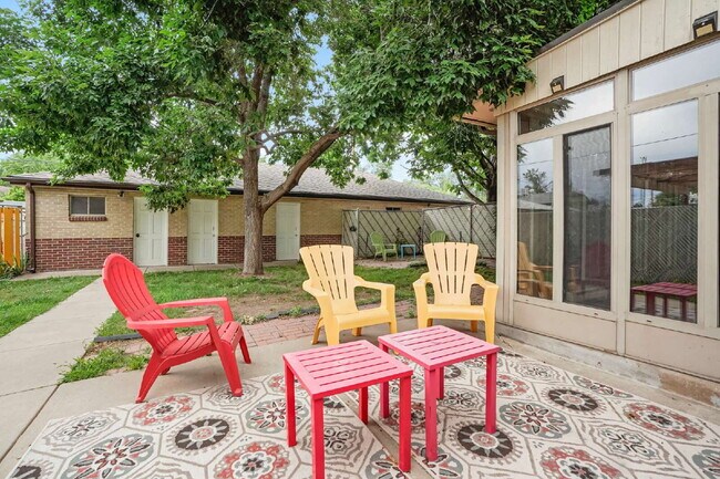 Building Photo - Two bedroom gem in the heart of Sloan's!