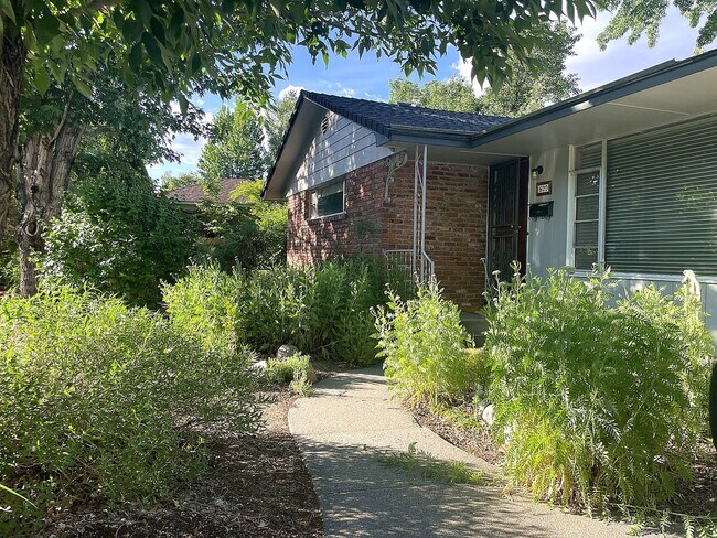 Building Photo - Beautiful Old Southwest Reno Home with Huge Private Yard