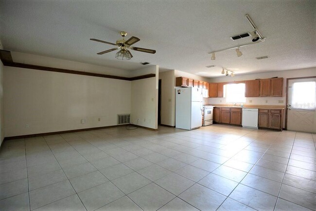 Building Photo - 124 Lakeview Dr