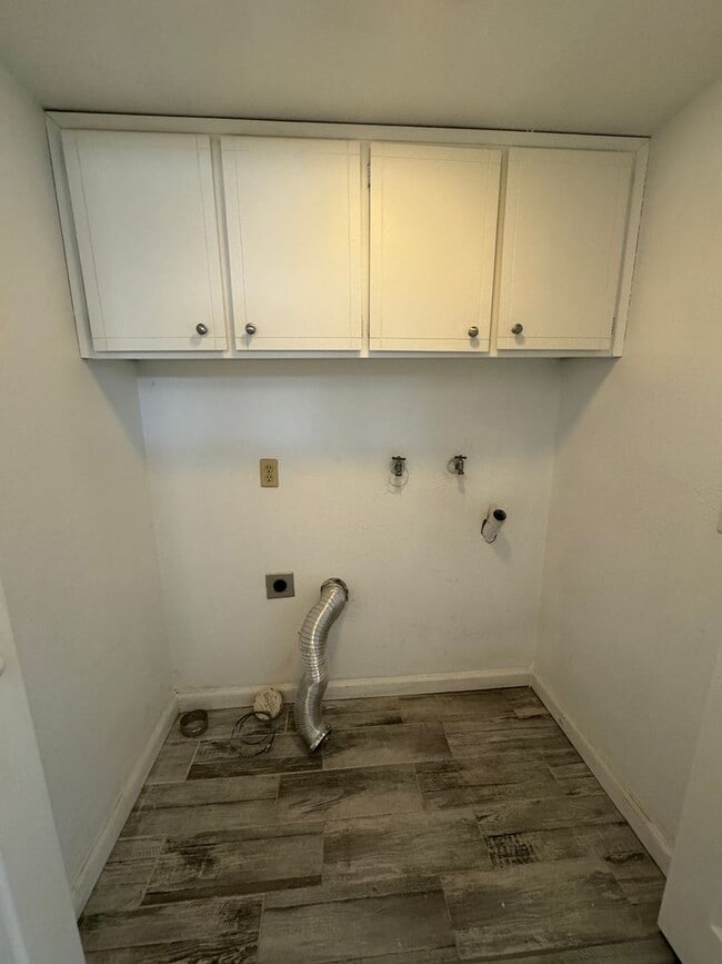 Building Photo - Spacious 2BD/2BTH with Private 2 Car Garage!