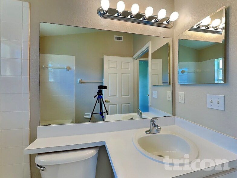 Building Photo - 7641 Manor Dr
