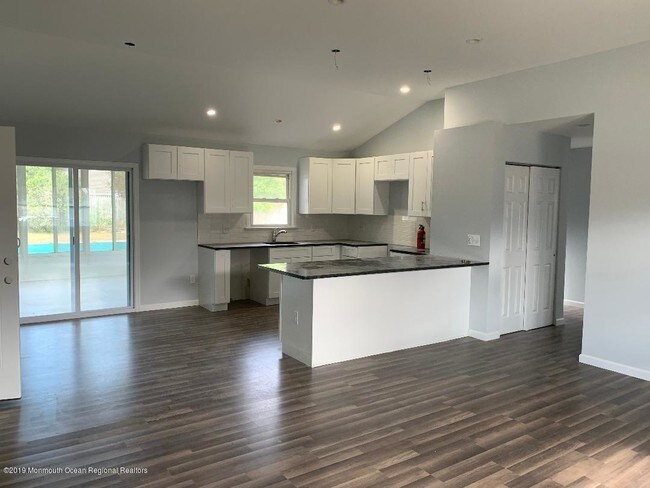 Building Photo - 5 Oneida Ave