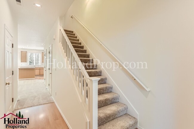 Building Photo - Charming and Comfortable Townhouse in Bethany Area!
