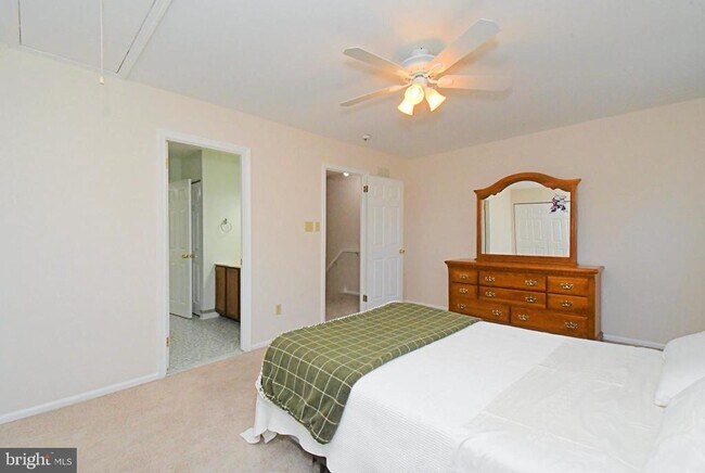 Building Photo - 2489 Hillendale Dr