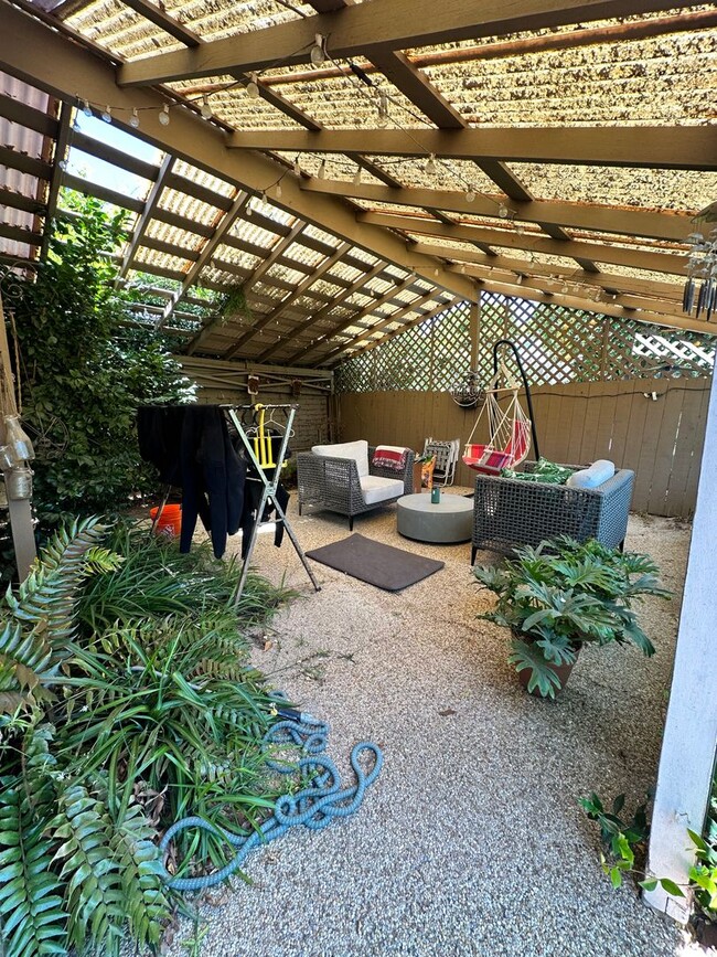 Building Photo - 3BD/1BA HUGE BACKYARD in Point Loma!