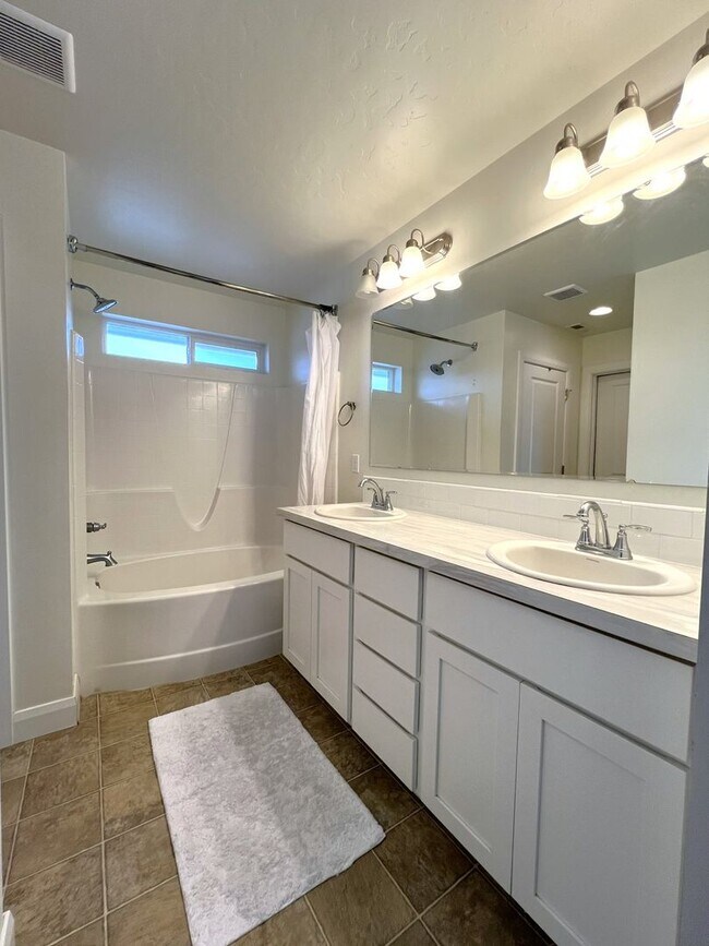 Building Photo - Welcome to this charming 3 bed 2.5 bath home just off Deer Flat and Linder Rd.