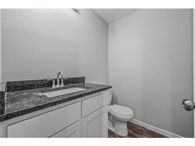 Building Photo - Rare 3 bed 4 bath no upgrade left out! 2 f...