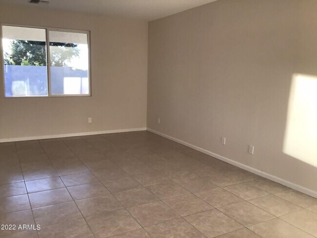 Building Photo - 691 S Silvercreek Pl