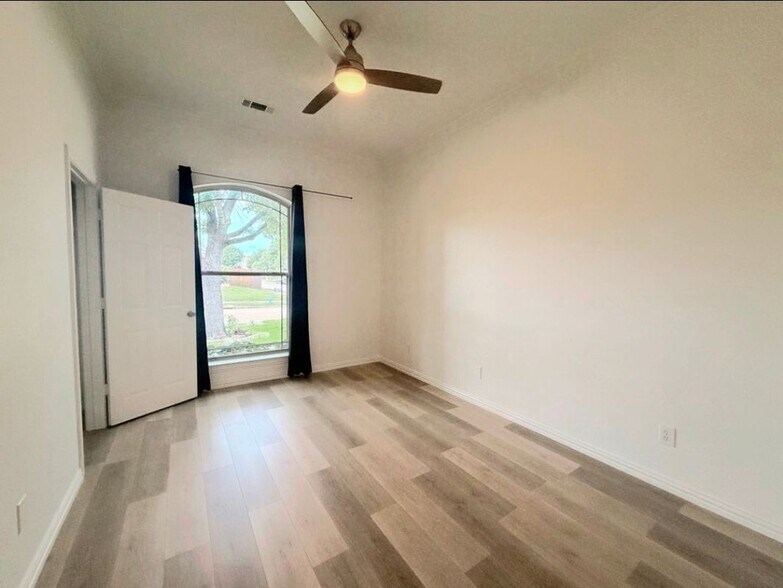 Building Photo - 11821 Cotswold Dr