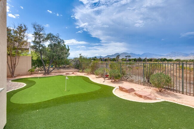 Building Photo - Luxurious, Entertainers Dream 4 Bedroom Home