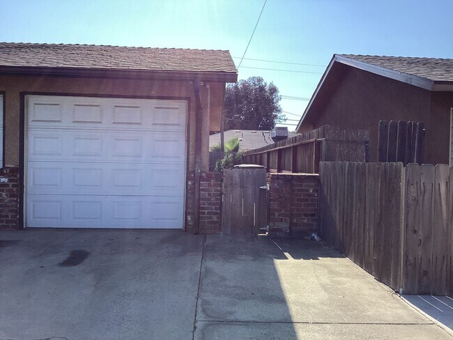 Building Photo - 4424-4426 E Dakota Ave