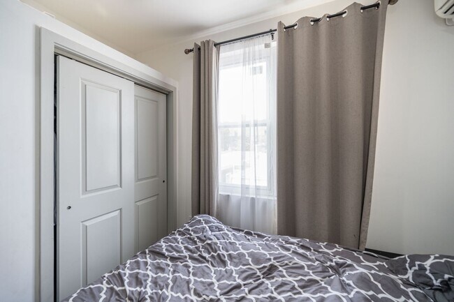 Building Photo - Modern Olde Kensington Home