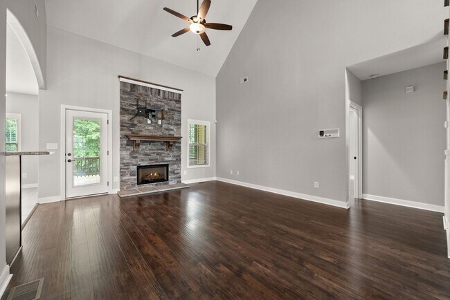 Building Photo - Pet Friendly Four Bedroom with Bonus!