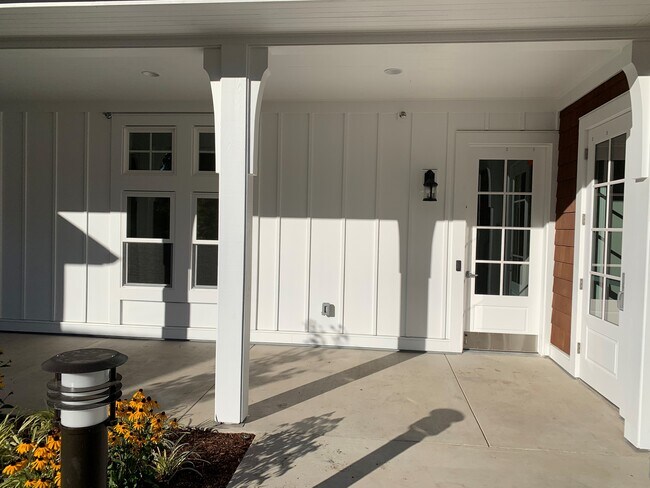 Residential Entry - 16524 Boones Ferry Rd