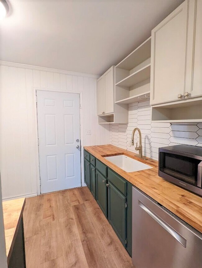 Building Photo - 2 Bed 1 Bath Plus Bonus Living/Office Cottage Style Home-The Village NW OKC