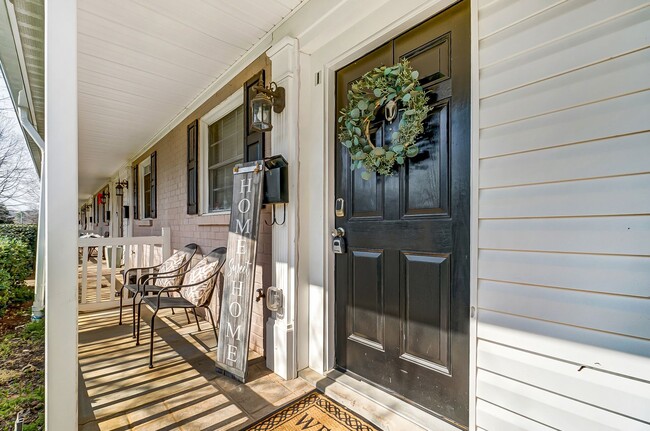 Building Photo - Charming Townhome in Sought-After Williams...