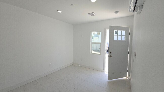 Building Photo - 1319 E 59th Pl