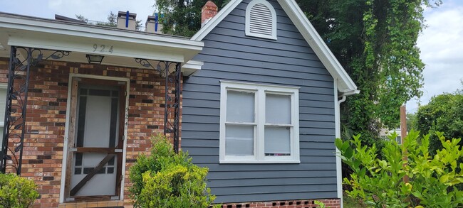 Building Photo - Charming 3 Bed / 2 Bath Home Just Minutes ...