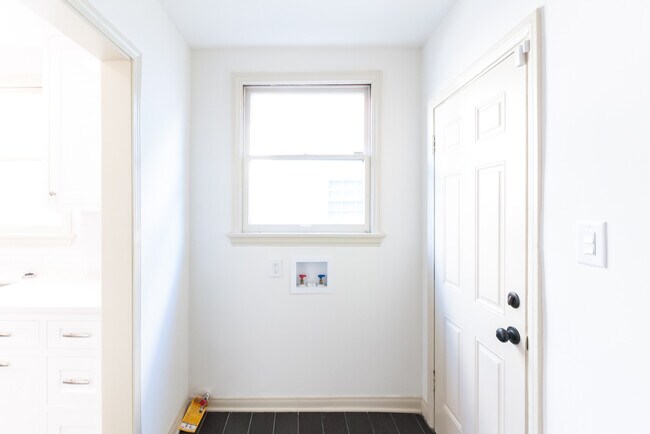 Building Photo - 1064 S Genesee-