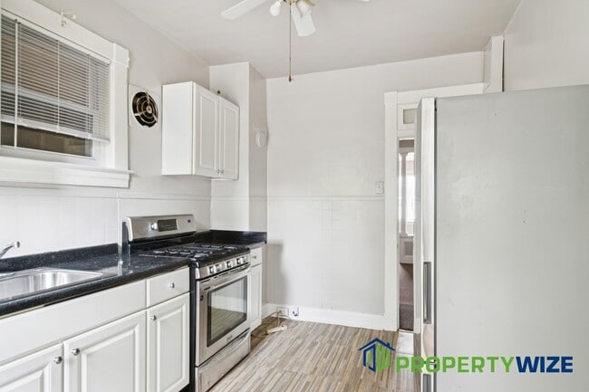 Building Photo - 407 Cambria St