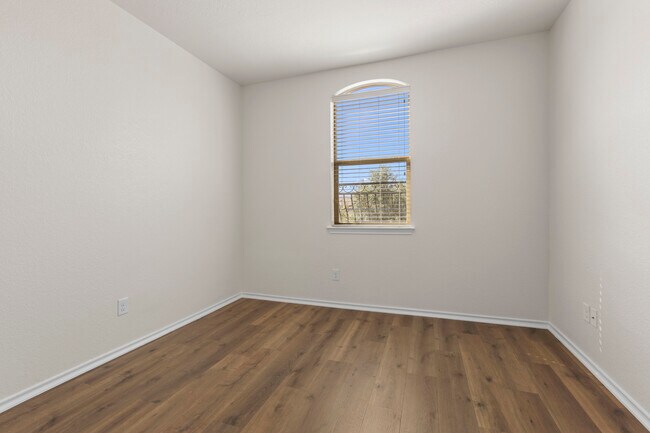 Building Photo - 3918 Woodbridge Way