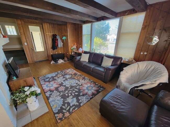 Building Photo - AVAILABLE JUNE - 6 Bed, 2 Bath Home Close to Campus!