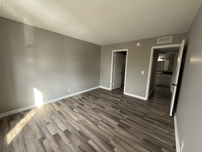 Building Photo - 555 N Dupont Ave