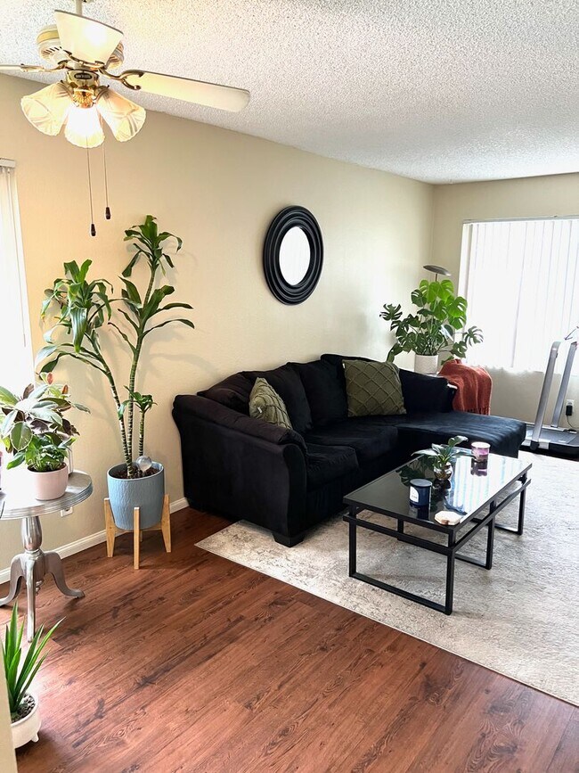 Building Photo - 2 Bedroom 2 Bath Sanctuary!