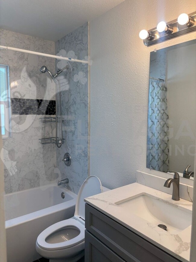 Building Photo - 3 Bedroom/ 2 Bathroom Home