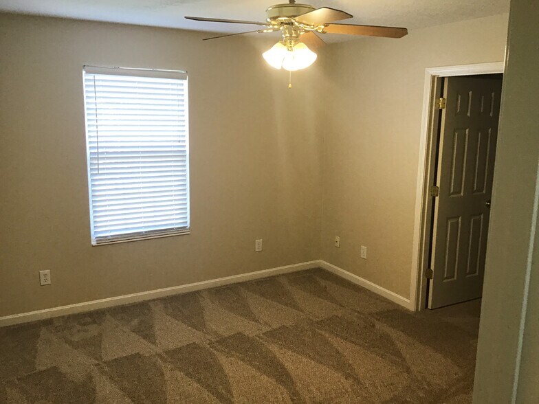 Building Photo - 3018 Danbury Dr