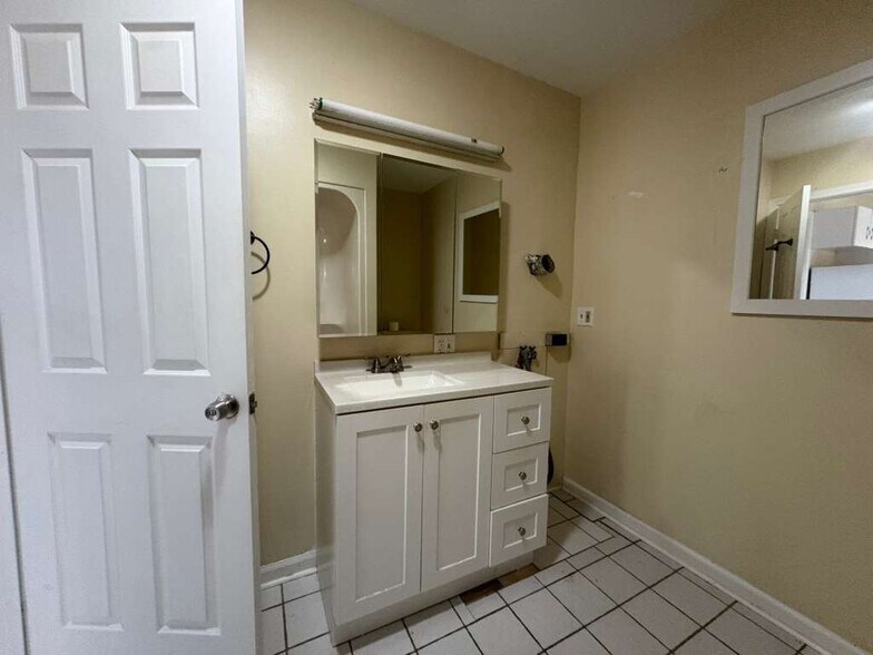 Building Photo - 156 Warner St