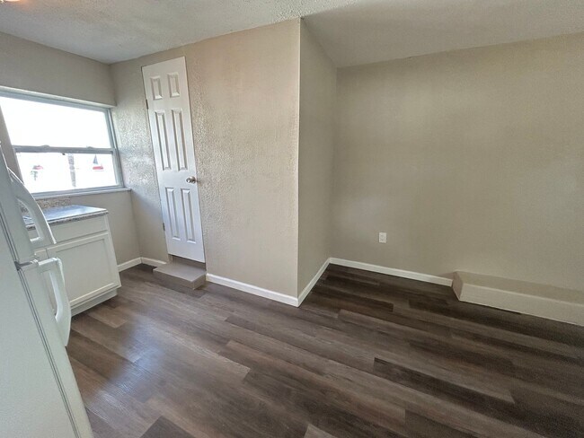 Building Photo - Updated 1 Bed 1 Bath Unit in Super Convenient Location!