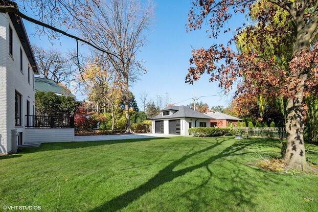 Building Photo - 704 Sheridan Rd