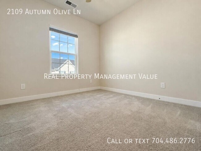 Building Photo - 2109 Autumn Olive Ln