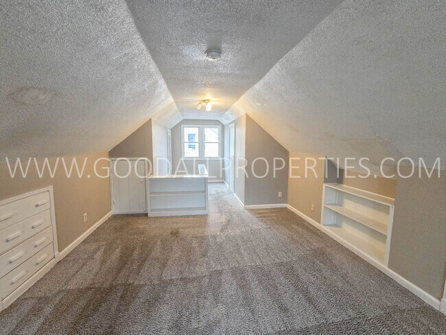 Building Photo - 3 bedroom brick home in the Waveland park area