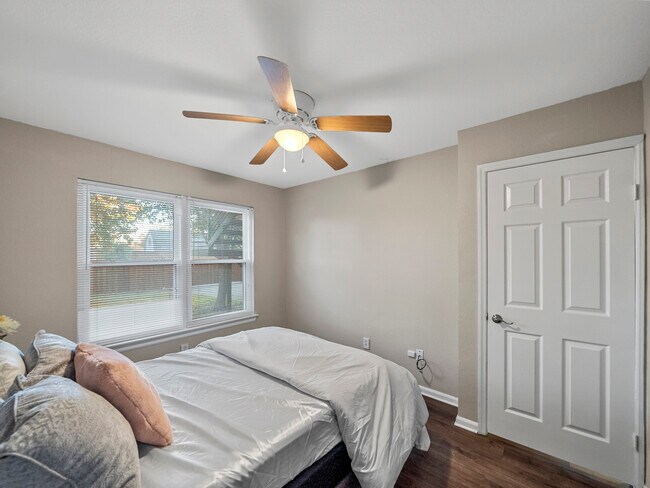 Building Photo - 2301 Summit Dr