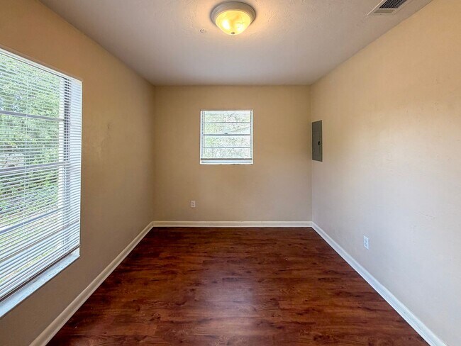 Building Photo - Move-in Ready Recently Updated 4BR/2BA House in Alachua! *Approved Application*