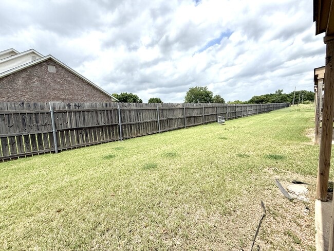 Building Photo - 2202 Lakeview Dr