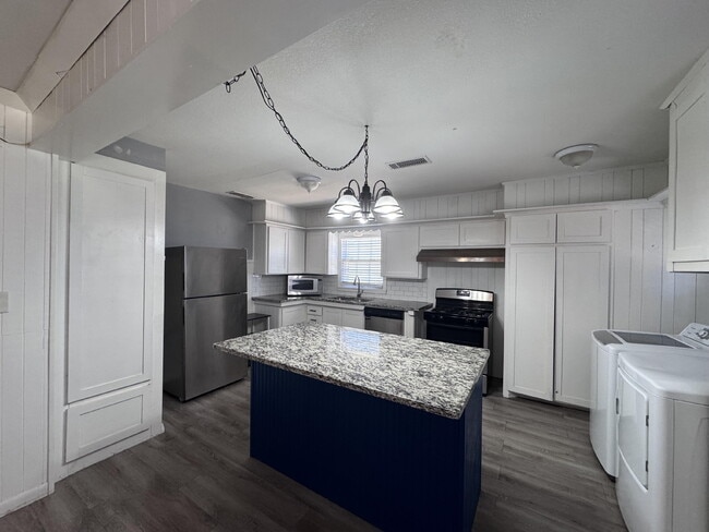 Building Photo - 2614 31st St