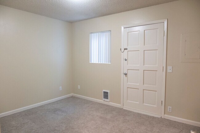 Building Photo - Classic 2 Bedroom Irvington Gem!