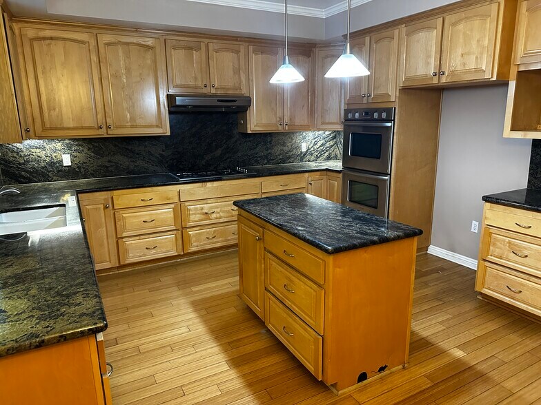 Primary Photo - 5560 Buffalo Ave