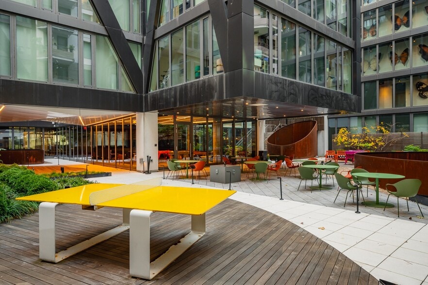 Building Photo - 123 Melrose St