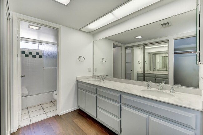 Building Photo - STUNNING 4BD / 2.5BTH SINGLE FAMILY RIGHT ...