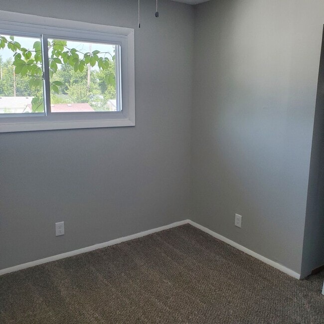 Building Photo - 6 BDRM HOUSE FOR RENT