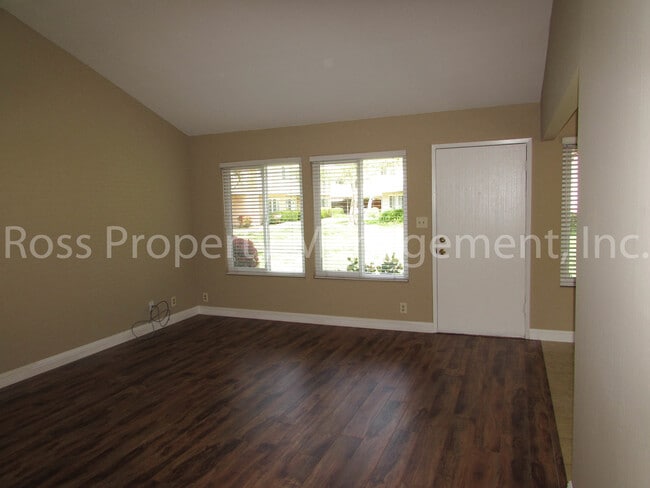 Building Photo - Great Pleasanton Location! Rare Single Story Townhome