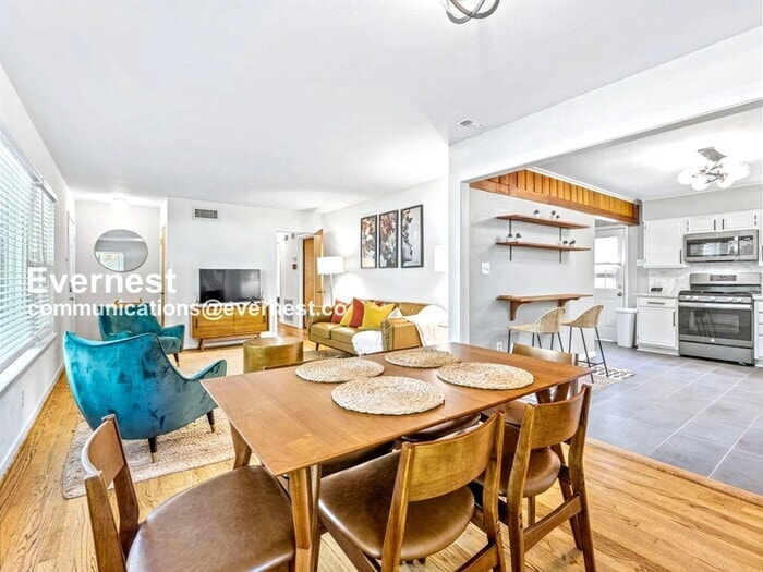 Building Photo - 8633 Westglen Dr