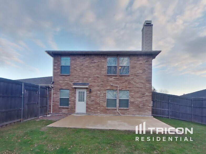 Building Photo - 1700 Wildrose Dr