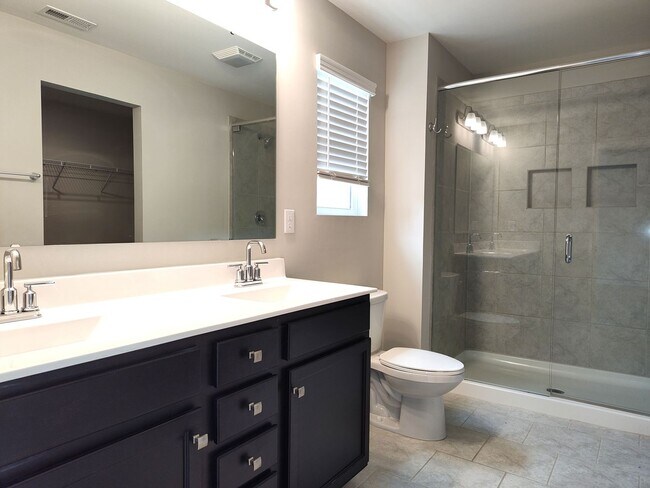 Building Photo - Beautiful home located in the Upper Riverpointe Community in Charlotte !