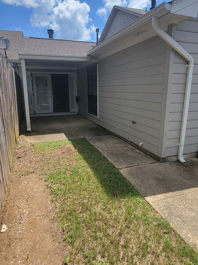 Building Photo - Adorable 2-Bedroom, 2-Bath Townhome Near A...